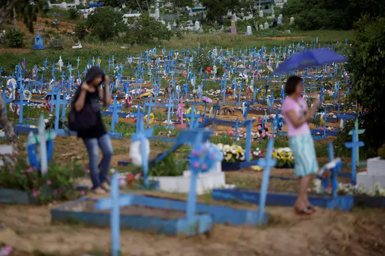 Mortes: Parentes de presos durante enterro de mortos em rebelião de Manaus (Ueslei Marcelino/Reuters)