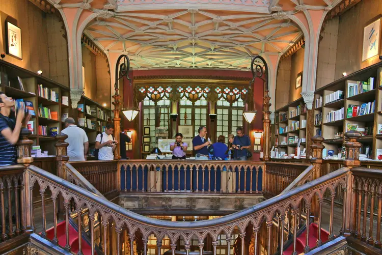 Livraria Lello: J. K. Rowling usou a livraria para criar "Floreios e Borrões", lugar onde os pequenos magos compravam os livros escolares para Hogwarts (Wikimedia Commons)