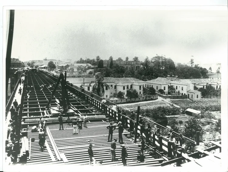 Viaduto do Chá, durante uma reforma para reforçar a estrutura metálica e permitir a passagem de linhas de bondes, funcionando como via alternativa de acesso a regiões a oeste do vale do Anhangabaú, em 1902. (Guilherme Gaensly /Acervo Fundação Energia e Saneamento/Divulgação)