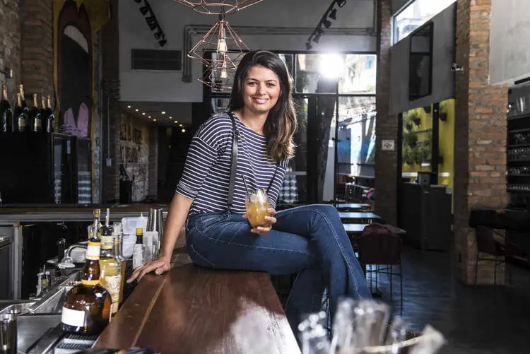 Adriana Pino, no Méz: a bartender, que caça ingredientes pelo mundo e tem sua própria horta, é símbolo de um mercado em ebulição  (Germano Lüders)