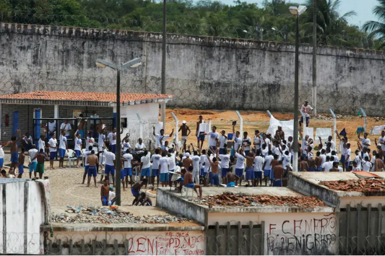 Presos de Alcaçuz fazem culto evangélico em pátio que foi palco para guerra campal durante a semana  (Josemar Gonçalves/Reuters)