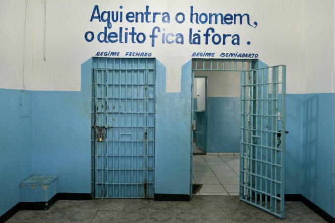 Nestas cadeias, preso pode ter até a chave da portaria