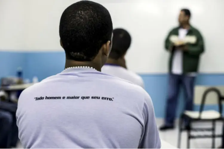 Um detento assiste palestra na Apac Paracatu, em Minas Gerais: “O recuperando só não muda de vida se não quiser", diz ex-preso (Pedro Vilela/Minas pela Paz)