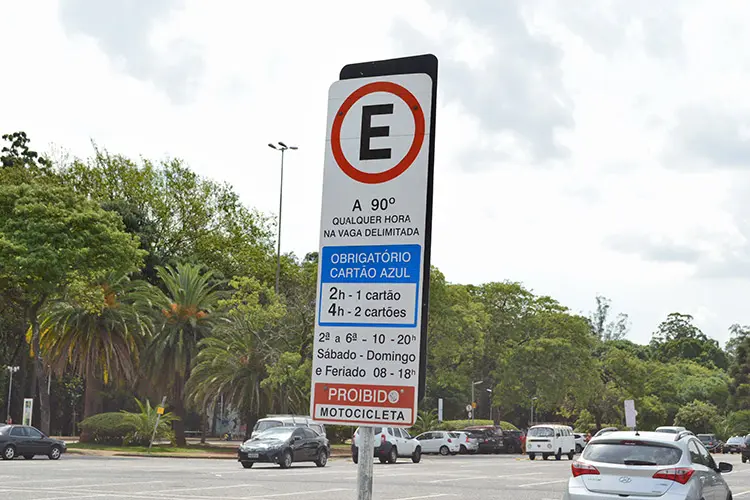 Zona Azul: a CET recomenda que os motoristas adquiram os cartões com antecedência (Gustavo Marcozzi/Site Exame)