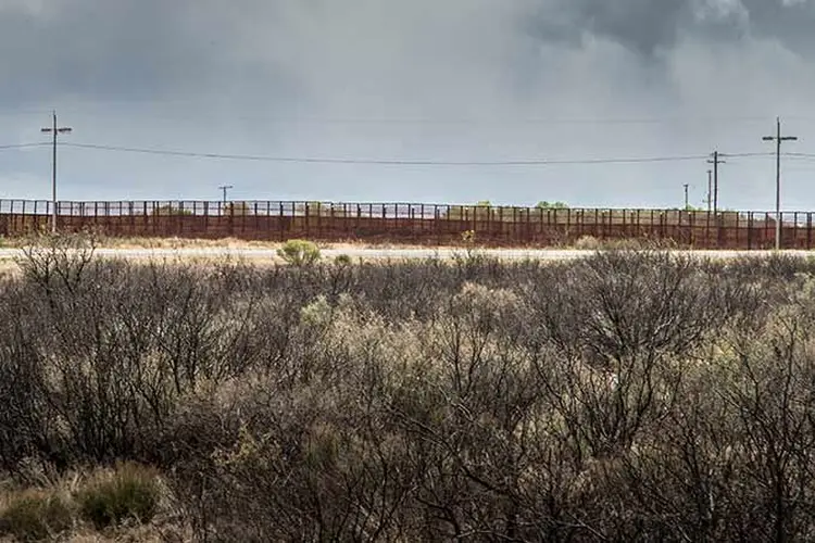 Barreira física na fronteira da cidade de Naco, no México, com o Arizona, nos EUA.  (Rex_Wholster/Thinkstock)