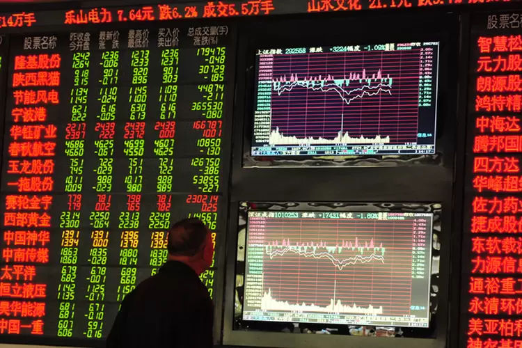Bolsa de Xangai: espera-se que os novos regulamentos ajudem a manter a estabilidade no mercado chinês (VCG/Getty Images)