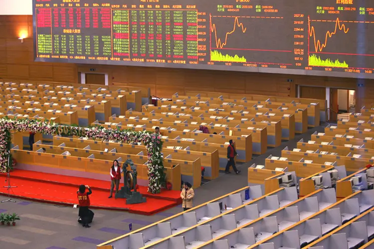 Bolsa de Xangai: o índice MSCI atingiu máxima de dois meses, com os investidores aguardando a entrevista à imprensa de Trump (Reprodução/Getty Images)