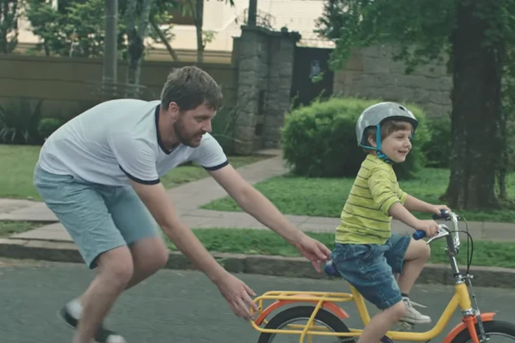 Comercial valoriza o conceito de que o amor dos pais é fundamental em todos os momentos da vida da criança (Reprodução)