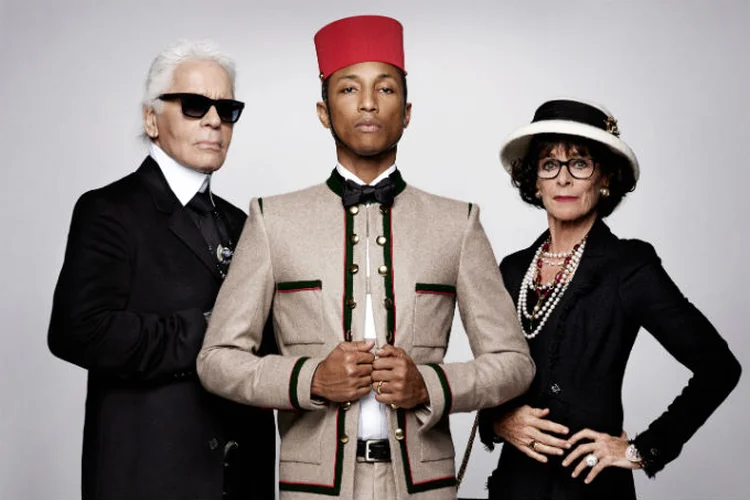 O estilista Karl Lagerfeld e o cantor Pharrell Williams: anúncio de bolsa, pela primeira vez, com homem (Chanel/Reprodução)