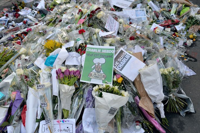 Charlie Hebdo relembra 2 anos de massacre com edição especial