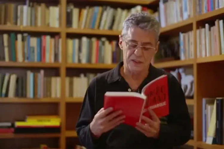 Chico Buarque lendo seu livro "O irmão alemão" (YouTube/Reprodução)