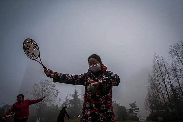 Pessoas se exercitam em meio à poluição pesada em Hefei, província de Anhui, China.   (Stringer/Reuters)