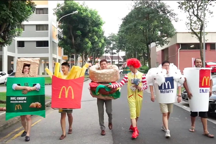 brincadeira surgiu porque Chen adora fast food e Joanna Tan, sua futura esposa, desaprova essa predileção (Reprodução)