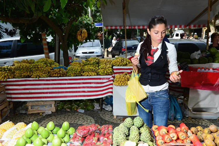 Consumidor olha produtos em feira; comércio (Getty Images)