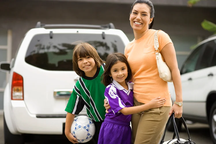 Mãe com filhos (Reprodução/Thinkstock)