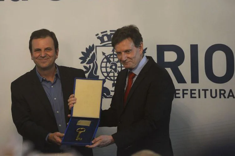 O prefeito eleito, Marcelo Crivella, recebe o cargo do ex-prefeito Eduardo Paes no Palácio da Cidade (Fernando Frazão/Agência Brasil)