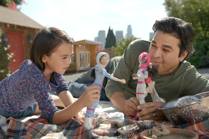 Pela 1ª vez, um pai aparece em um comercial da boneca Barbie