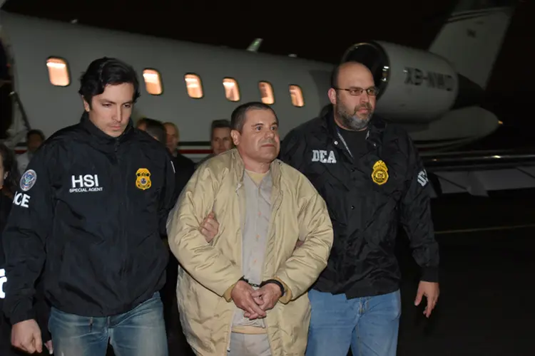 El Chapo, de 59 anos, chegou ao aeroporto MacArthur, em Long Island, em um jato de pequeno porte depois do anoitecer e deixou o local em um comboio de veículos (./Reuters)