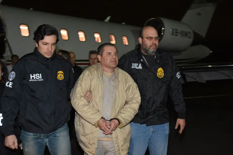 El Chapo: o traficante, que foi auxiliado por um intérprete na corte, foi extraditado pelo México ontem à noite (./Reuters)