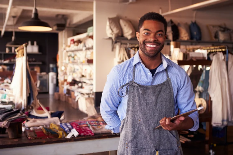 Empreendedor feliz em negócio: redes de franquias bem sucedidas começam com um modelo de negócio certo (Thinkstock/Thinkstock)