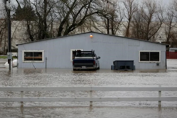 Serviço climático disse que quase 40 rios ou riachos no norte da Califórnia e no oeste de Nevada foram inundados ou ameaçavam inundação (Stephen Lam/Reuters)