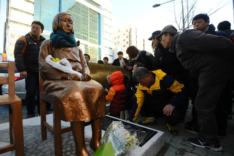 Estátua em frente ao consulado japonês: governo do Japão decidiu retirar também seu cônsul nesta cidade sul-coreana (Yeo Joo-yeon/Reuters)