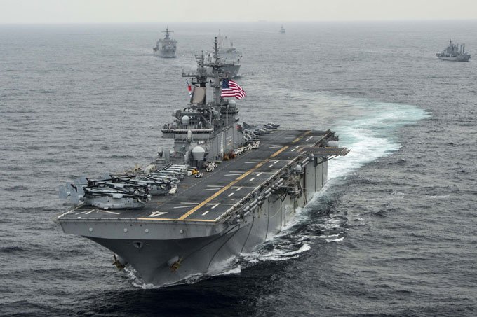 Navio da marinha dos EUA adverte embarcações do Irã com tiros