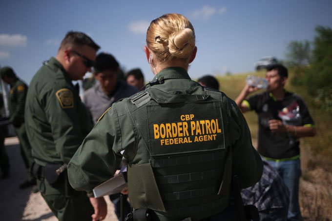 Trump assina ação que cria vetos na imigração dos EUA