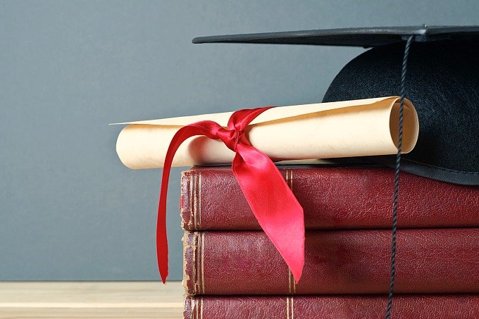 Diploma, livros e chapéu de graduação (franny-anne/Thinkstock)
