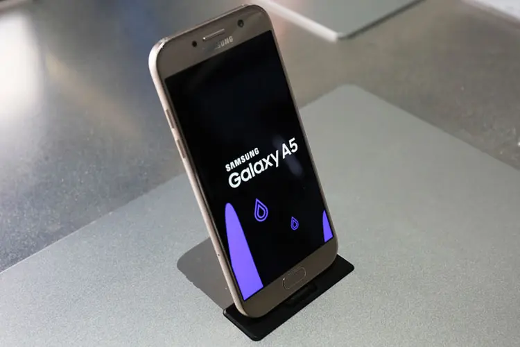Galaxy A5: smartphone tem conector USB Type-C (Samsung/Divulgação)