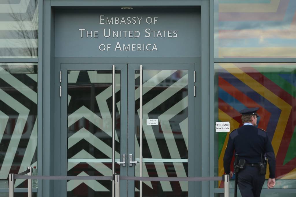 Embaixada dos EUA em Berlim nega acesso a afetados por veto