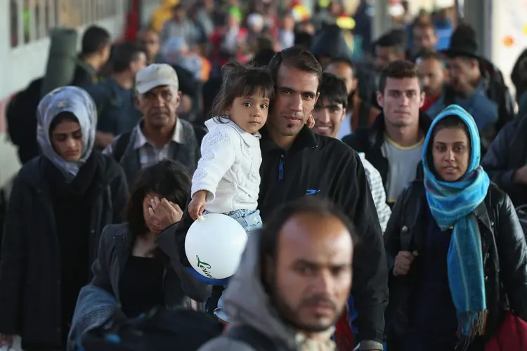 Imigrantes vindos da Bavaria desembarcam em Schoenefeld, na Alemanha (Sean Gallup/Getty Images)