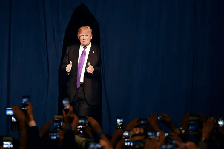 Trump: a senadora Elizabeth Warren, que fez lobby para criar o Bureau de Proteção Financeira do Consumidor, acusou Trump de abandonar cidadãos de média e baixa renda para ajudar bancos (Ethan Miller/Getty Images)