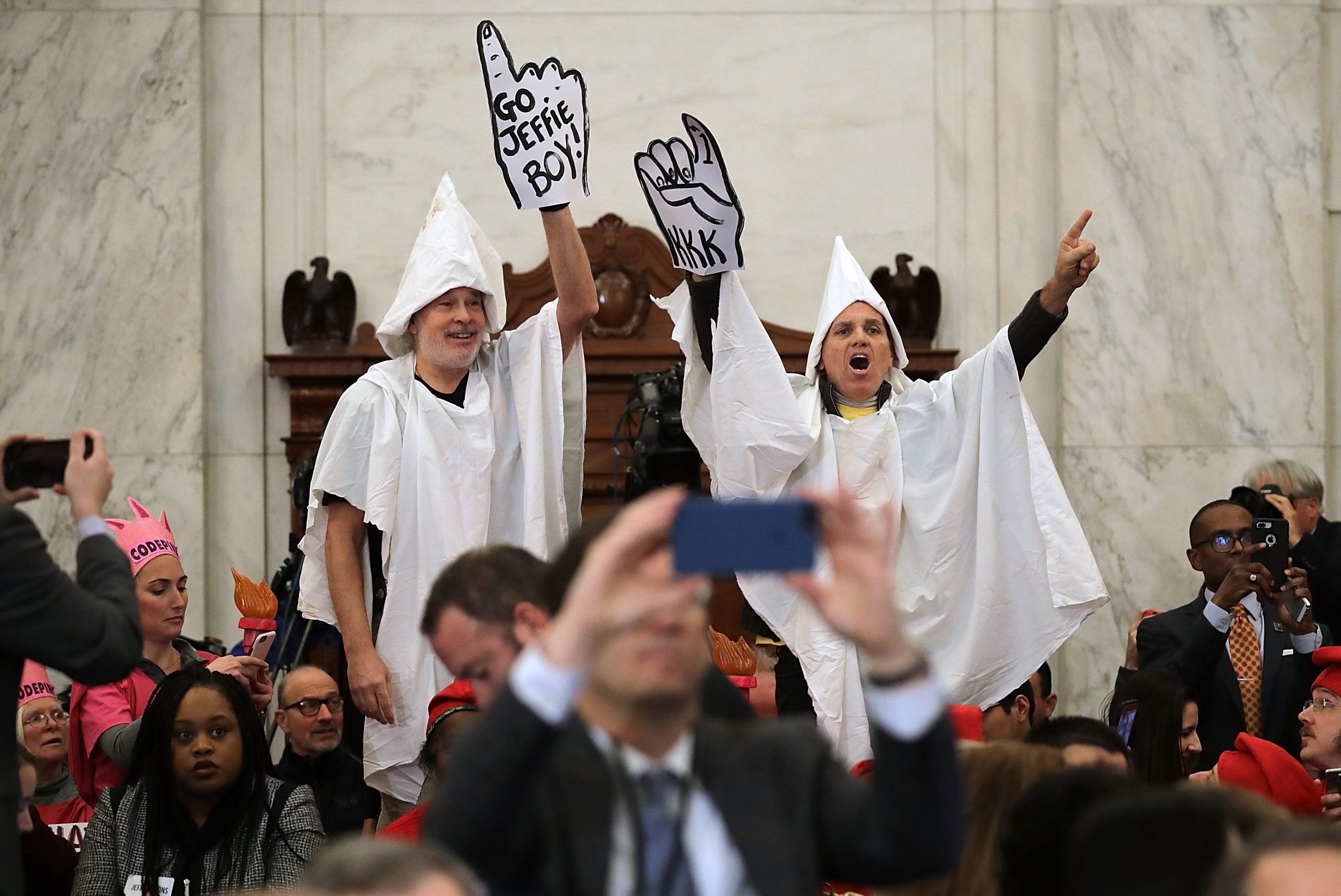 Cidade americana se prepara para receber passeata da Ku Klux Klan