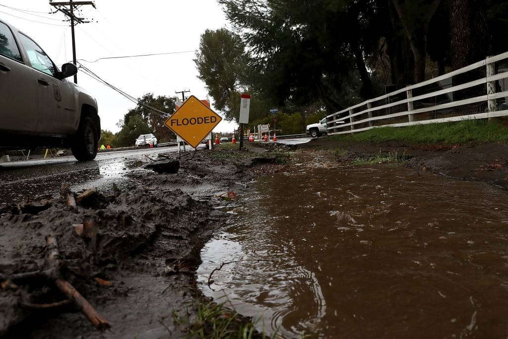 Califórnia declara emergência por danos causados por tempestades