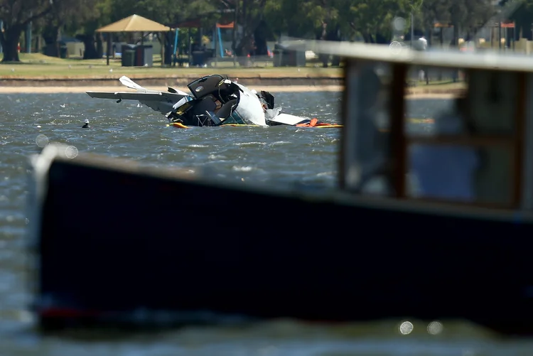 Avião de pequeno porte que caiu em Perth durante as comemorações do Dia da Austrália em 27/01/2017 (Paul Kane/Getty Images)