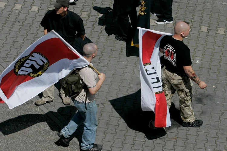 Apoiadores do Partido Nacional Democrático, principal partido de extrema-direita alemã e que reúne apoiadores do neonazismo: ato foi permitido, mas a homenagem a Hess foi impedida (Ralph Orlowski/Reuters)