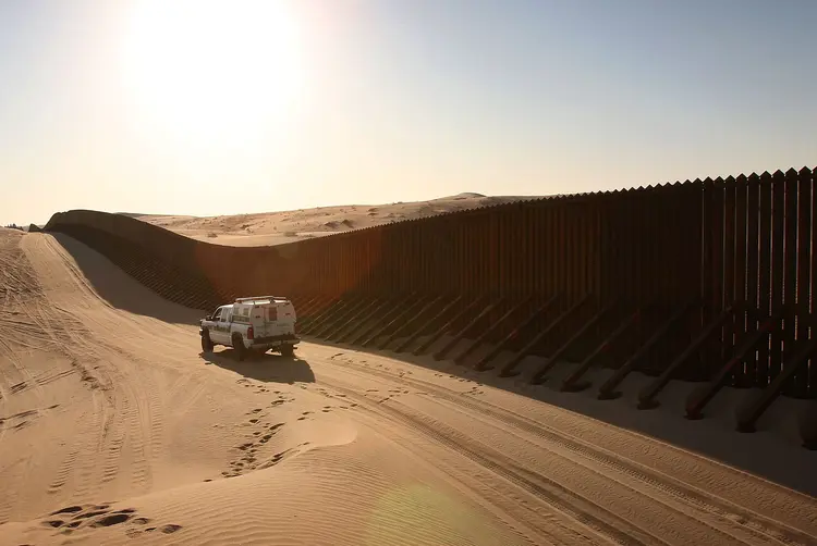 Muro que separa os EUA do México na cidade desértica de Yuma, na fronteira sudoeste do Arizona (David McNew/Reuters)