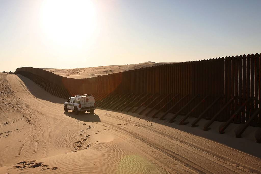 Pentágono libera mais US$ 3,8 bilhões para o muro entre EUA e México
