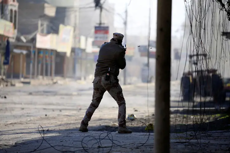 Combates em Mosul: forças iraquianas pretendem transformar o aeroporto em uma base de apoio próxima para a operação contra o oeste de Mosul (Alaa Al-Marjani/Reuters)