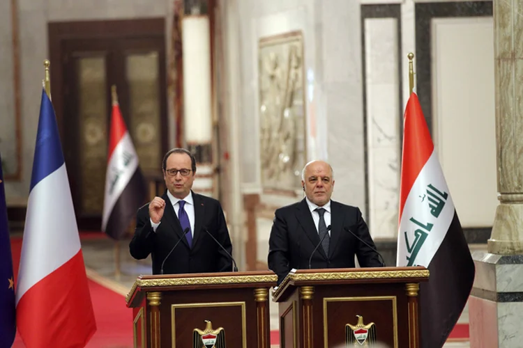 François Hollande e Haider al-Abadi em Bagdá: presidente francês viajará ainda nesta segunda-feira para a cidade curda de Erbil (Christophe Ena/Reuters)