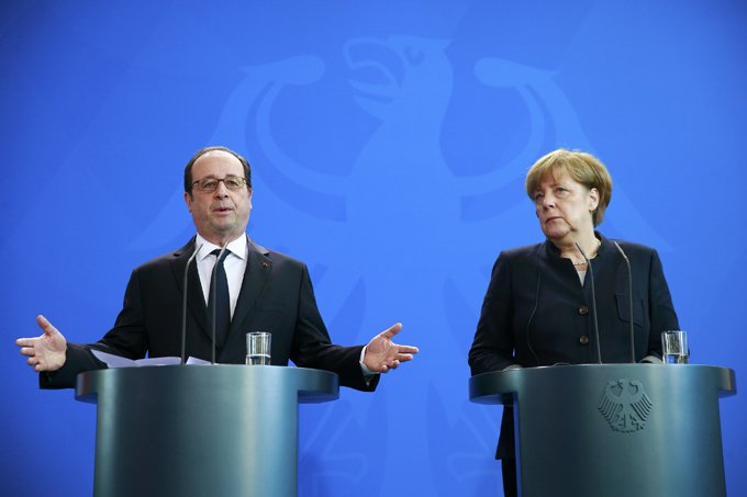 Hollande e Merkel: "seu reiterado uso de armas químicas e seus crimes contra seu próprio povo exigem sanções" (Axel Schmidt/Reuters)