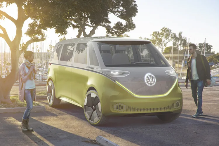 I.D. Buzz: o carro tem logotipo iluminado na dianteira e os faróis e as lanternas finos (Volkswagen/Divulgação)