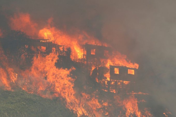 Incêndio no Chile atinge pelo menos 100 casas
