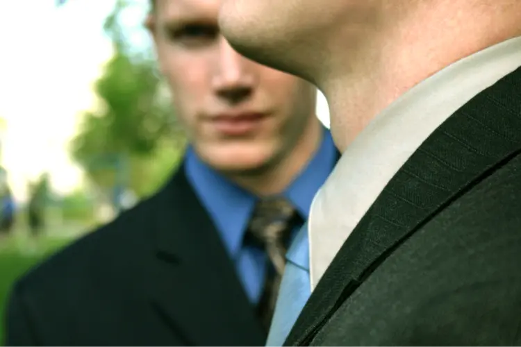 Homem observa colega com inveja (Ingram Publishing/Thinkstock)