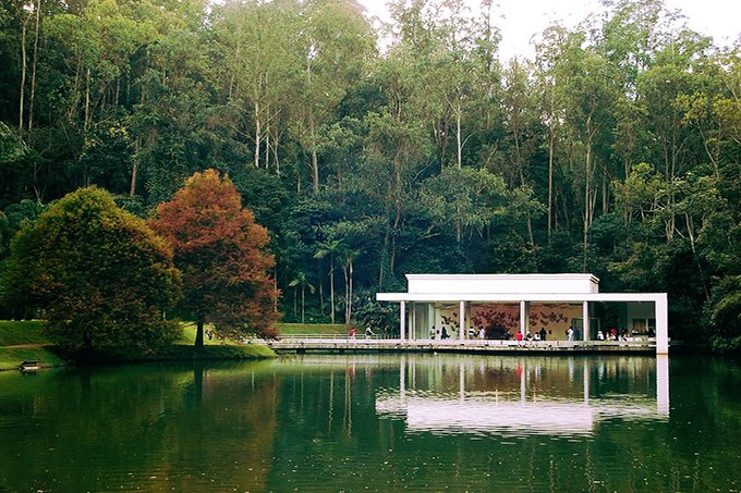 Inhotim: museu é atração turística perto de Belo Horizonte, um dos destinos mais baratos do estudo (foto/Wikimedia Commons)