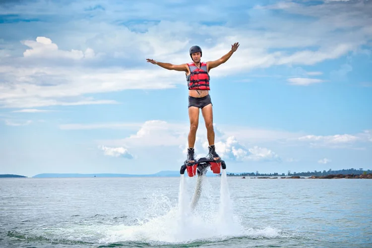 Homem levanta voo usando um jet pack: flyboard (master2/Thinkstock)