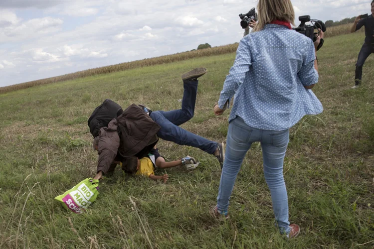 Petra Laszlo chuta refugiado: jornalista tinha sido acusada de vandalismo por chutar e dar rasteiras em refugiados (Marko Djurica/Reuters)