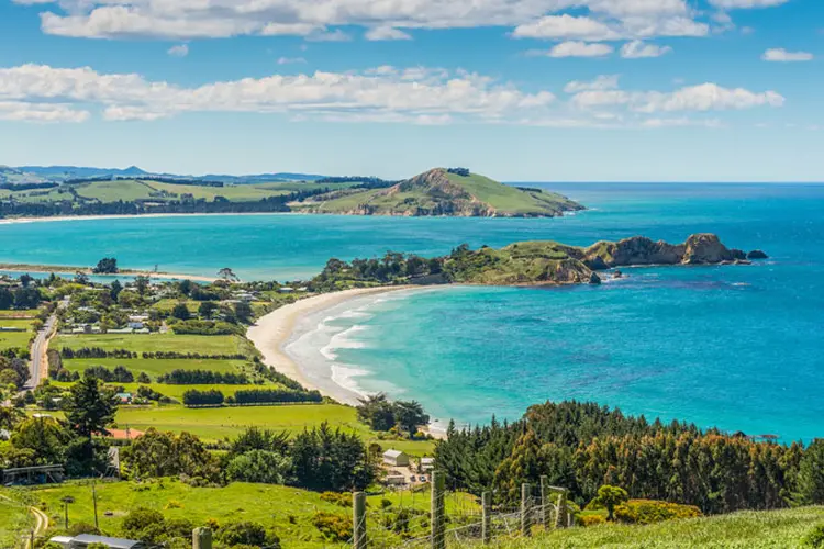 Karitane nos limites de Dunedin Nova Zelândia, uma das cidades com instituições que oferecem bolsas de estudo (vale_t/Thinkstock)