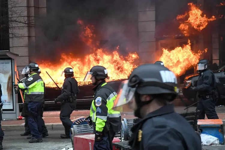 Protestos: foi ateado fogo em uma limusine no centro de Washington (Reuters)